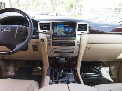 2013 LEXUS LX570.