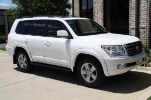 Selling My White Neat 2011 Toyota land cruiser Car