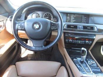 سيارة بى ام دبليو 750