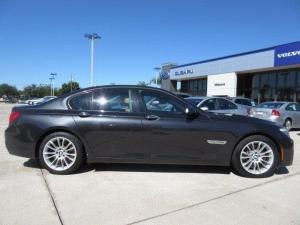 سيارة بى ام دبليو 750