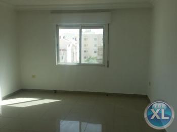 شقة فارغة للايجار الجبيهة /مقابل مدرسة الجبيهة للذكور