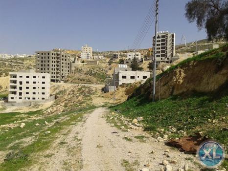 ارض للبيع في صافوط/ مرج البير - تحت قصر الاميرة بسمة منطقة هادئة و مطلة