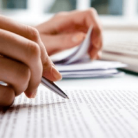 كتابة أبحاث جامعية في الإمارات باللغتين العربية والإن�